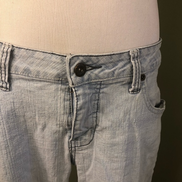 11 Junior's cropped jeans. Light washed. - Picture 3 of 8